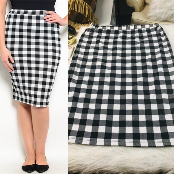 🆕️White Checkered Pencil Plus Skirt - Picture 2 of 4